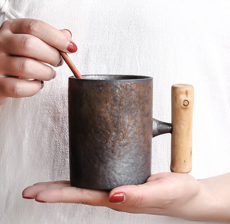 Kreativní retro hrnek s dřevěnou rukojetí se lžičkou pro domácnost keramický šálek na čaj ručně vyráběný kancelářský šálek na kávu z kameniny v japonském stylu