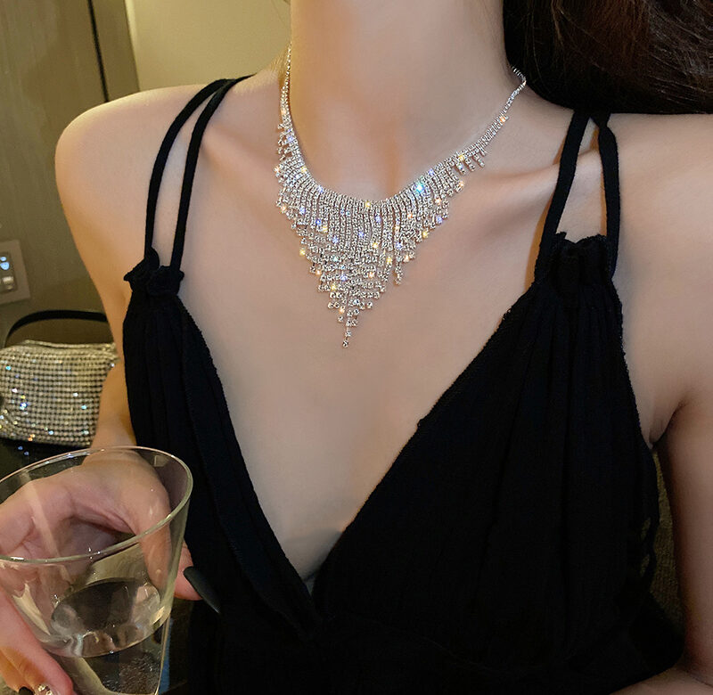 Nové jemné náhrdelníky s dlouhým střapcem lesklé křišťálově svěží pro ženy Náhrdelník ve stylu temperamentu a nadsázky Šperky