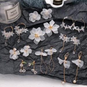 Módní trend Bílé akrylové květinové náušnice Dámské akrylové slitiny střapec přívěsek Náušnice Korejské svatební náušnice