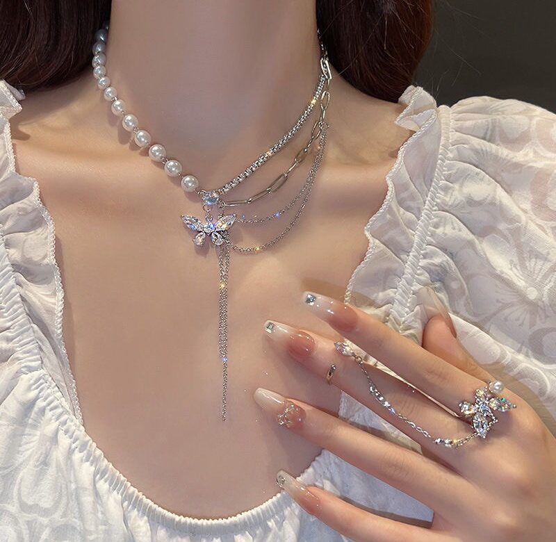Nové lesklé náhrdelníky s křišťálovým motýlem Vynikající vícevrstvé náhrdelníky s perlovým řetízkem pro ženy Trendové estetické šperky