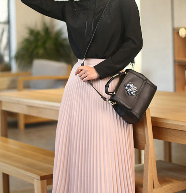 Jarní a podzimní nová móda Dámské Plisované jednobarevné s vysokým pasem Elastická sukně Poloviční délka Akce Lady Black Pink