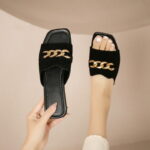 Letní móda Ženy Ploché pantofle Evropský Americký Kovový řetízek Boty se čtvercovou špičkou Dámské Sandály Žabky velké velikosti 42